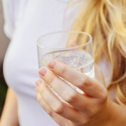 Meer drinken en minder plassen: hoe zit dat precies?