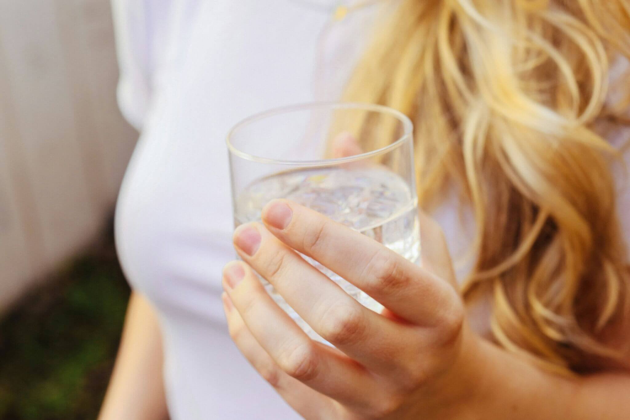 Meer drinken en minder plassen: hoe zit dat precies?